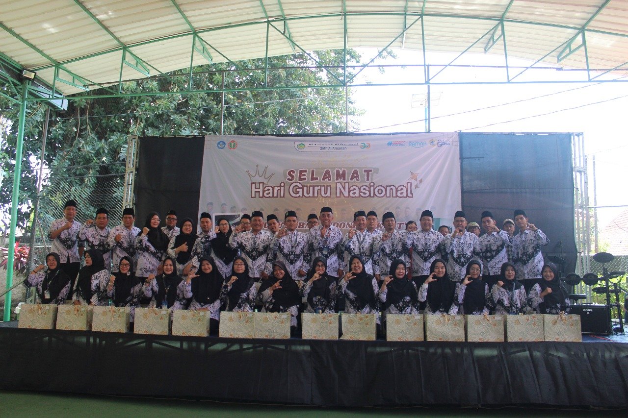 Gambar Pentas Seni dan Apresiasi untuk Guru pada Hari Guru Nasional di SMP                      Al Amanah