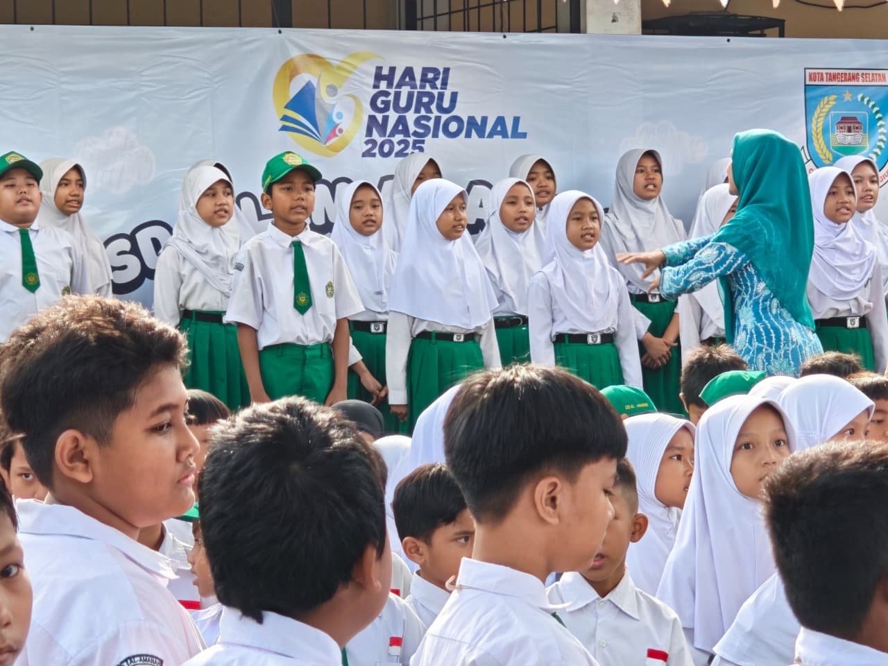 Gambar SDI Al Amanah Peringati Hari Guru Nasional dengan Pentas Seni Siswa dan Upacara Khidmat